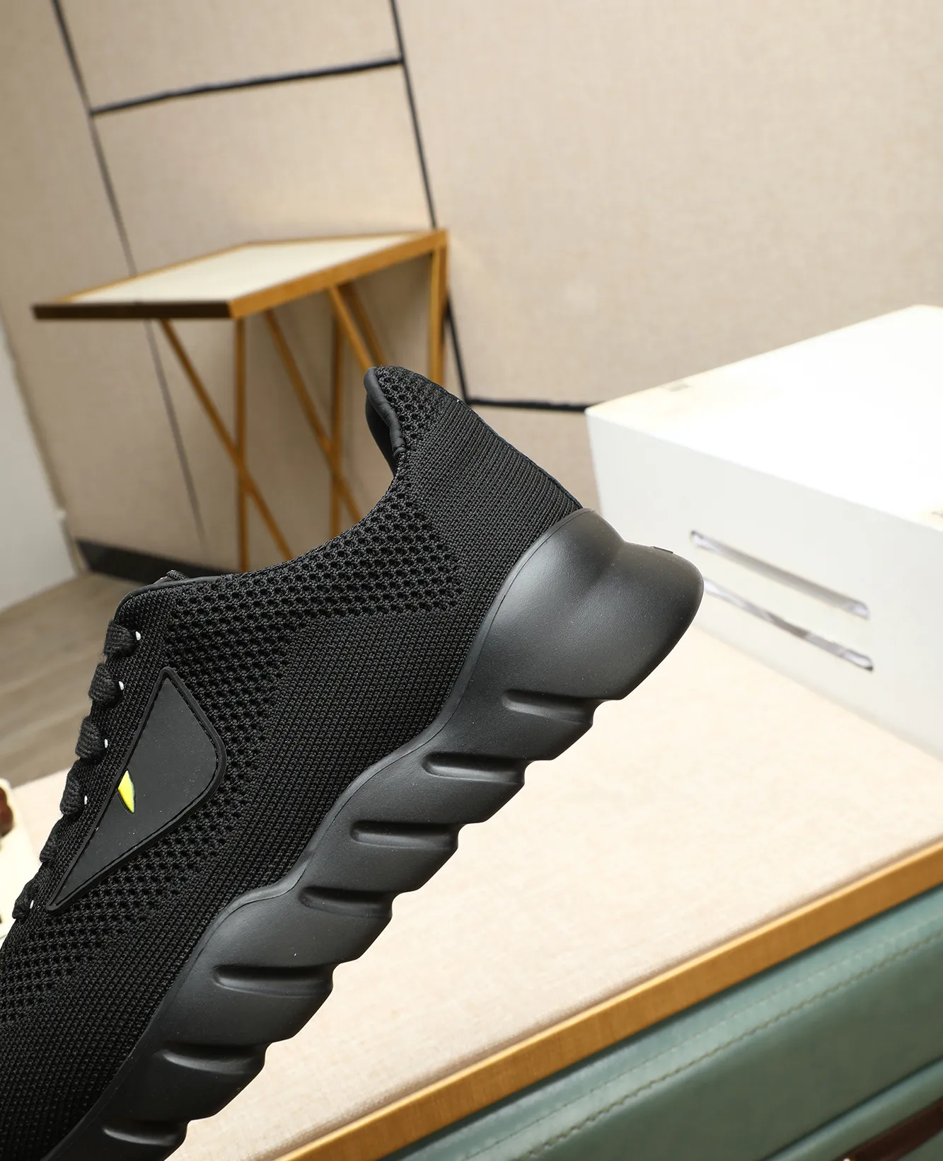 Men's Men's Shoes 💰680 Fendi Fendi's latest Tag series of men's casual mesh sports running shoes, originally purchased and developed, this Tag sports shoe is a one-leg sneaker, made of black high-tech mesh material with gray neoprene details. Oversized FENDI lettering on the side and translucent rubber details. Light and flexible rubber running shoe soles, beautifully packaged at the delivery counter, customized breathable lining, original molded foam rubber outsole, sole thickness: 3.5CM! Size: 39-44 (customized at 38.45.46)